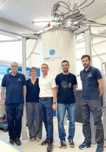 QRYOLink Team and Cryostat, external view